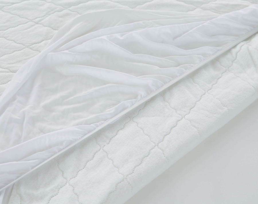 Bargoose Quilted Waterproof Sofa Sleeper Mattress Pads - Anchor Band showing soft, quilted surface and waterproof protection.